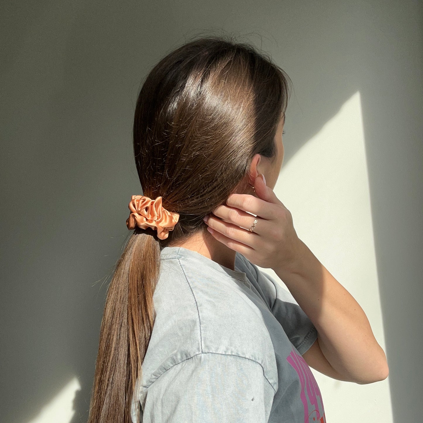Karamelinė šilkinė gumytė - MAMA MADE