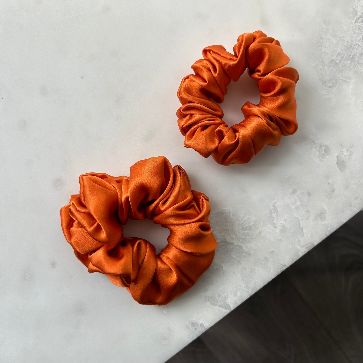 Įvairios šilkinės plaukų gumytės. PASKUTINIAI VIENETAI - MAMA MADE