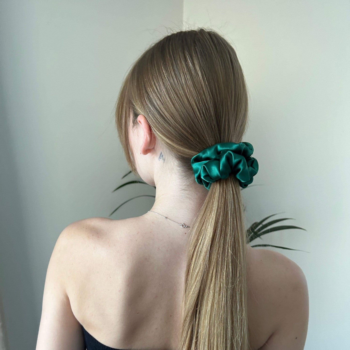 Smaragdinė šilkinė gumytė - MAMA MADE