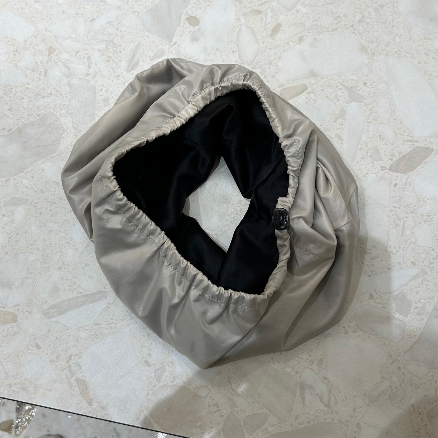 Dvipusė šilkinė dušo kepurėlė - pilka - MAMA MADE