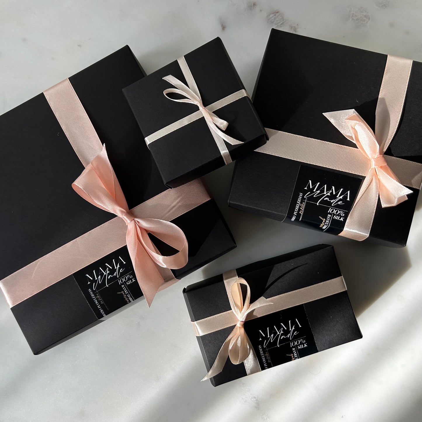 Šilkinio plaukų rankšluosčio ir gumytės rinkinys - MAMA MADE