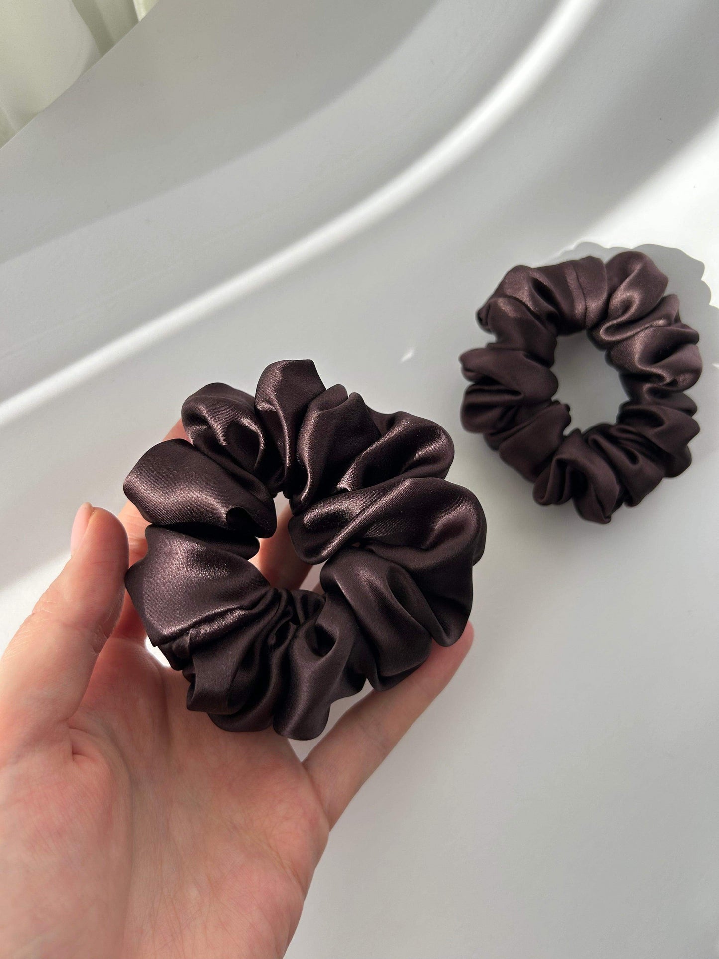 Burgundiška šilkinė plaukų gumytė - MAMA MADE