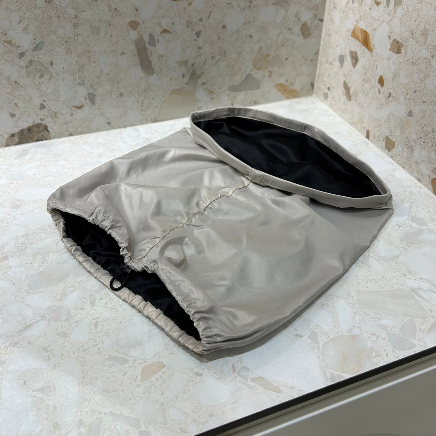 Dvipusė šilkinė dušo kepurėlė - pilka - MAMA MADE