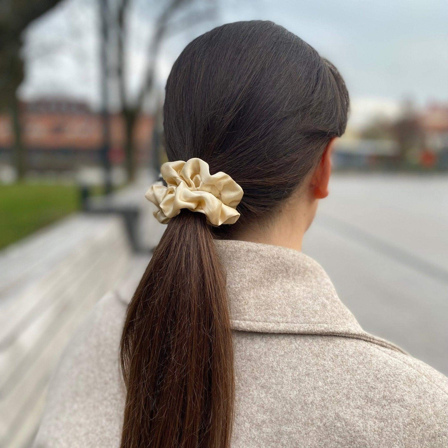 Gelsva šilkinė plaukų gumytė - MAMA MADE