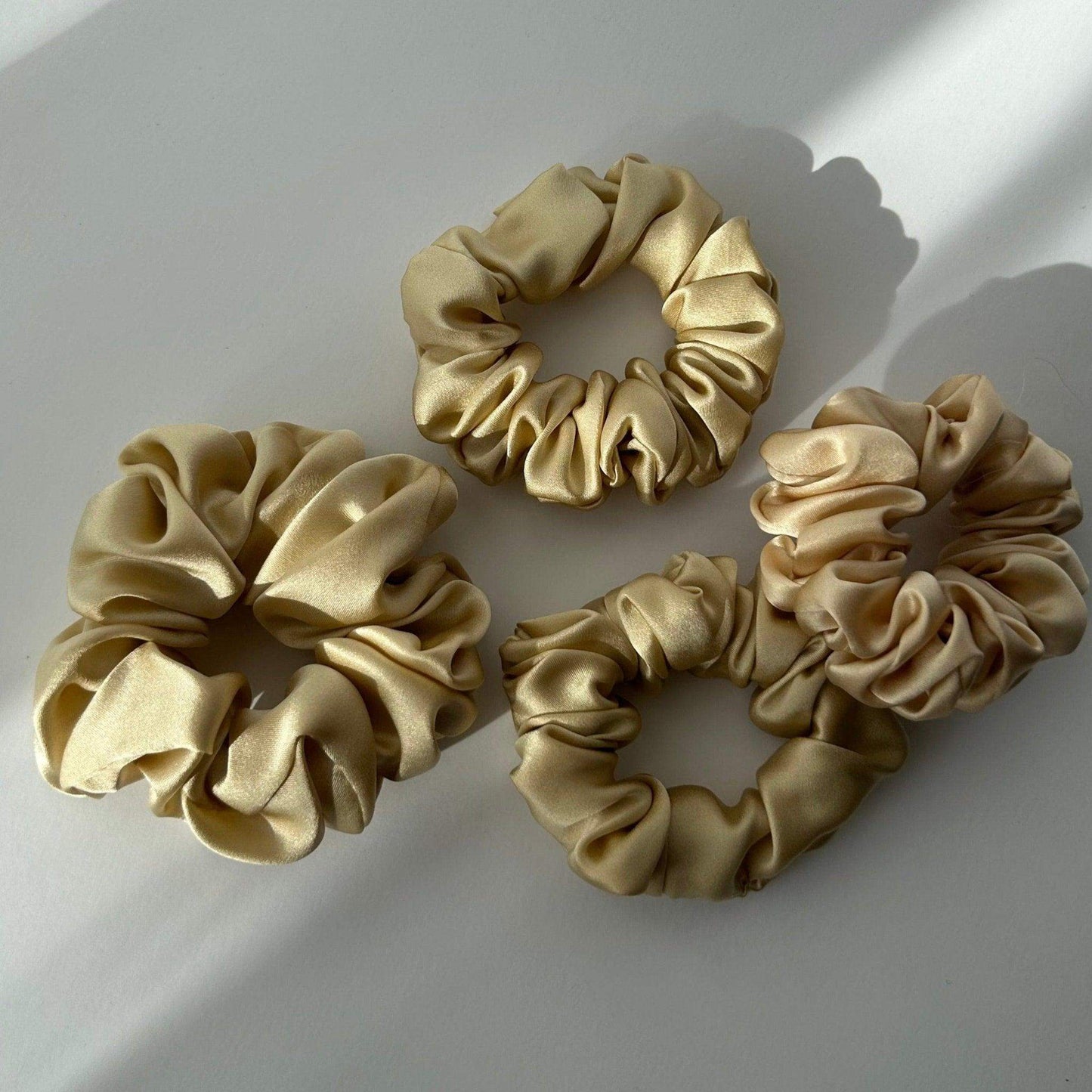 Gelsva šilkinė plaukų gumytė - MAMA MADE