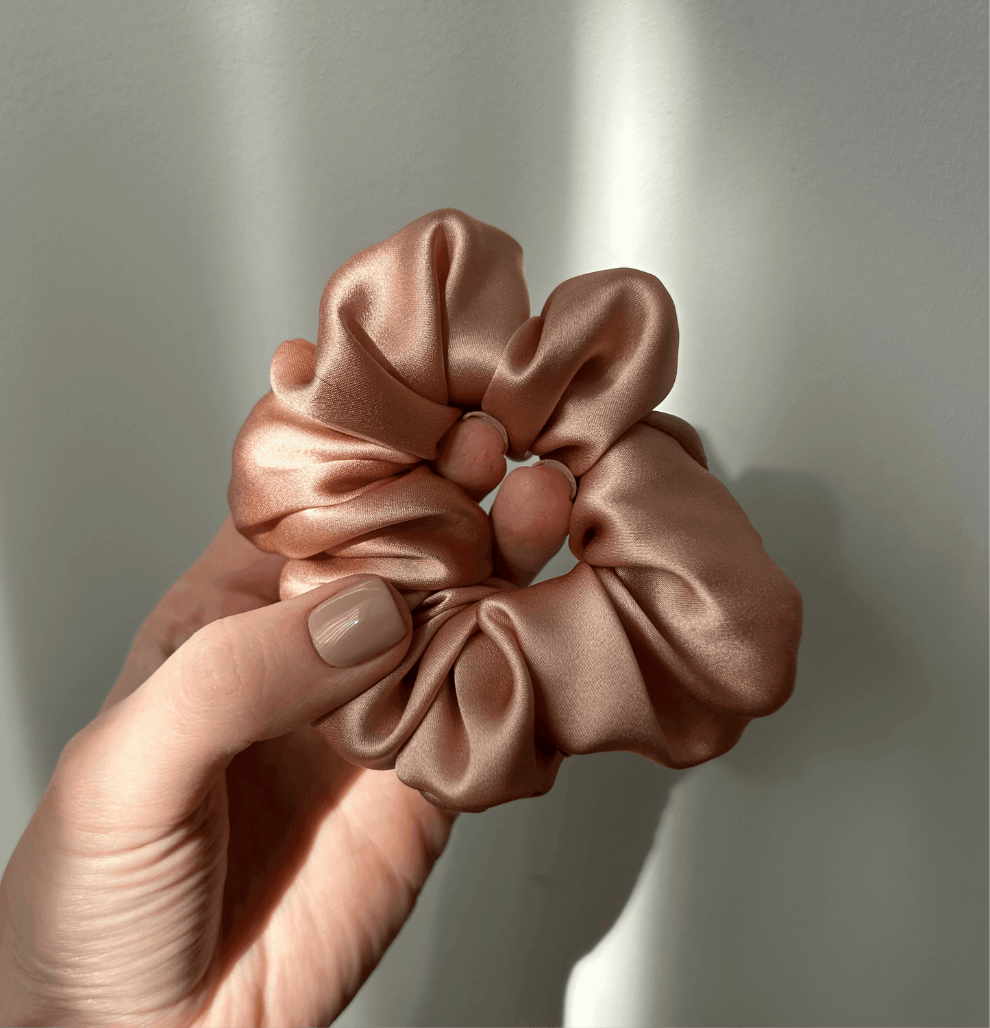 Šilkinė gumytė - nude - MAMA MADE