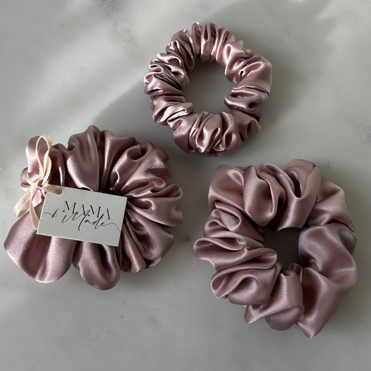 Šilkinė plaukų gumytė - pelenų rožinė - MAMA MADE