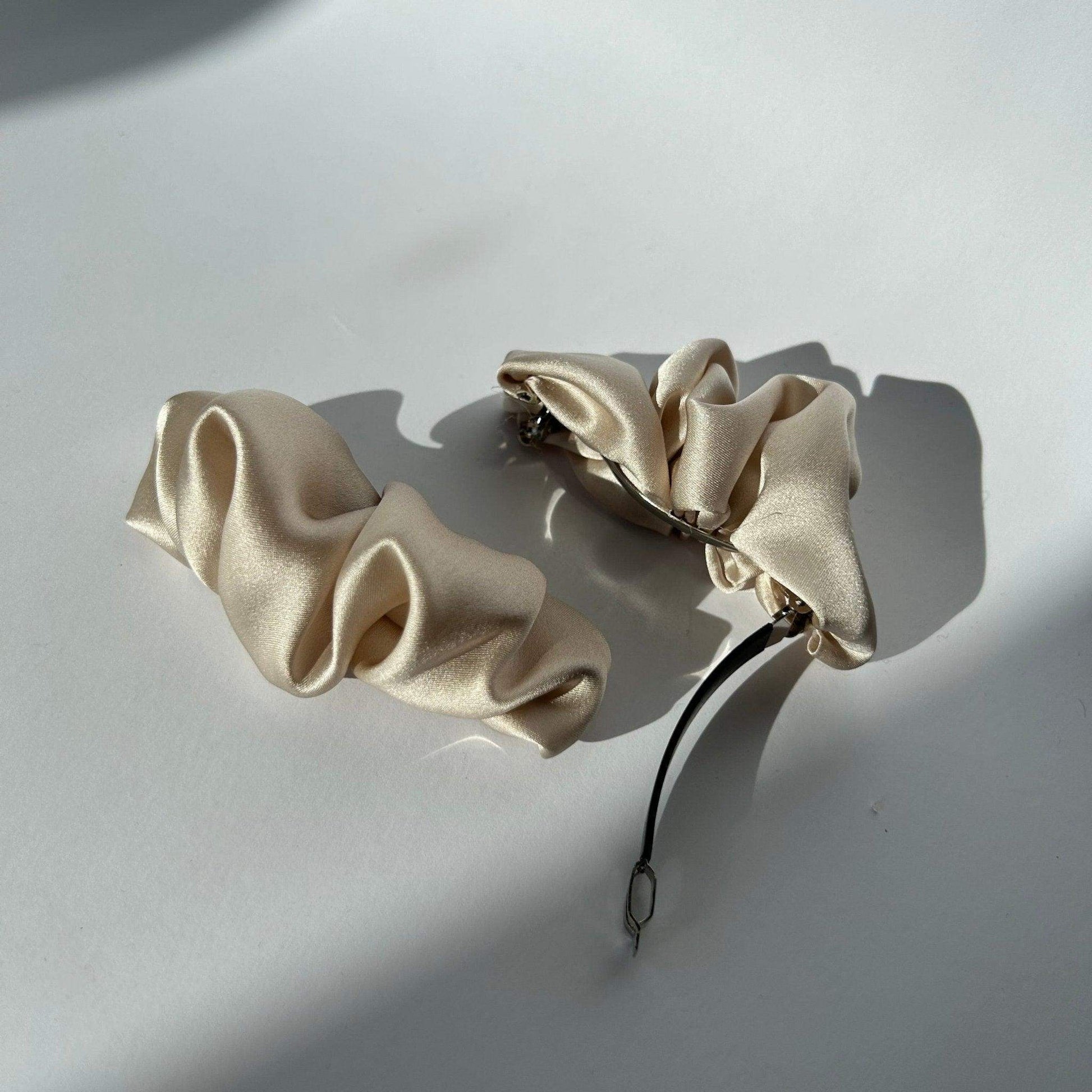 Kreminis šilkinis plaukų segtukas - MAMA MADE