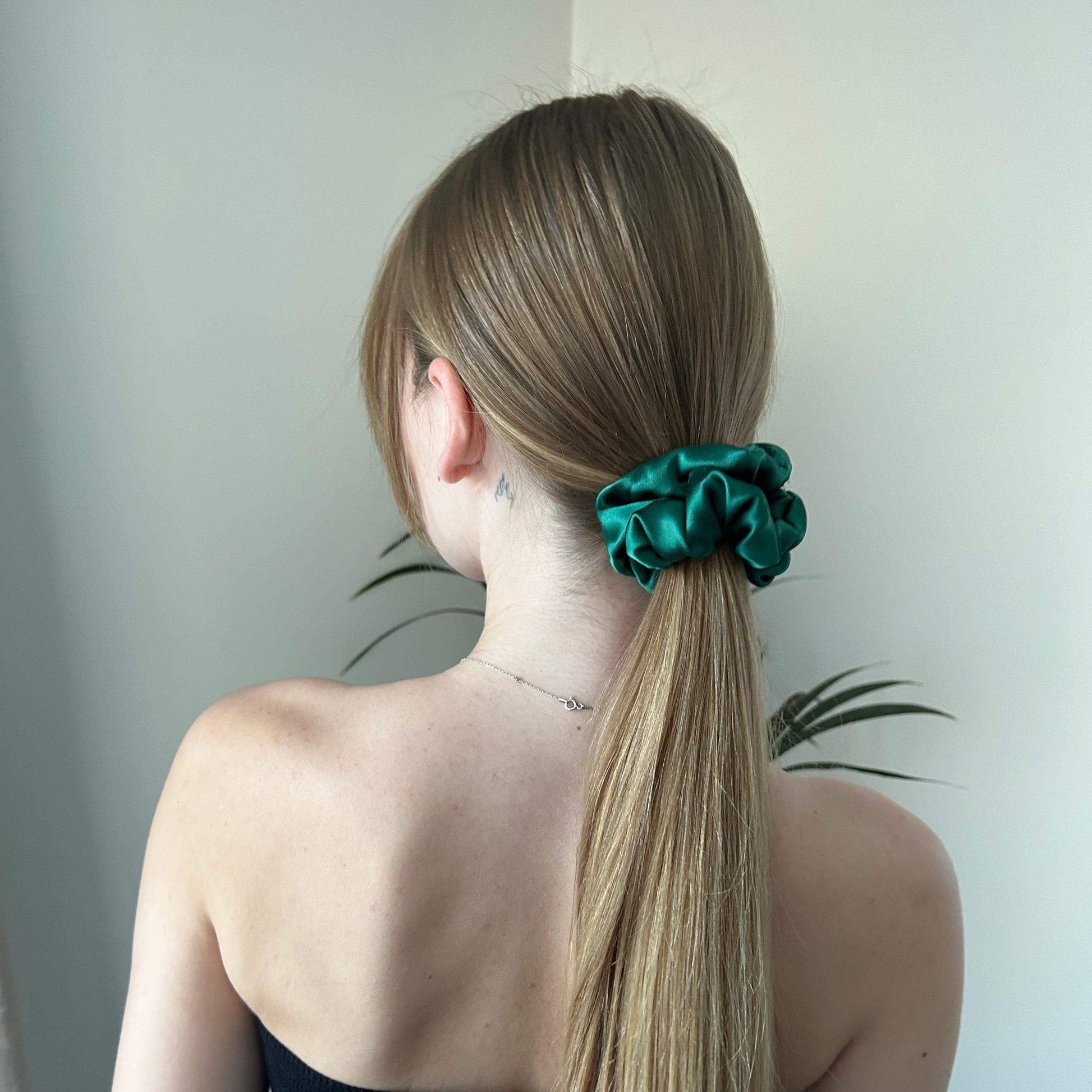 Smaragdinė šilkinė gumytė - MAMA MADE