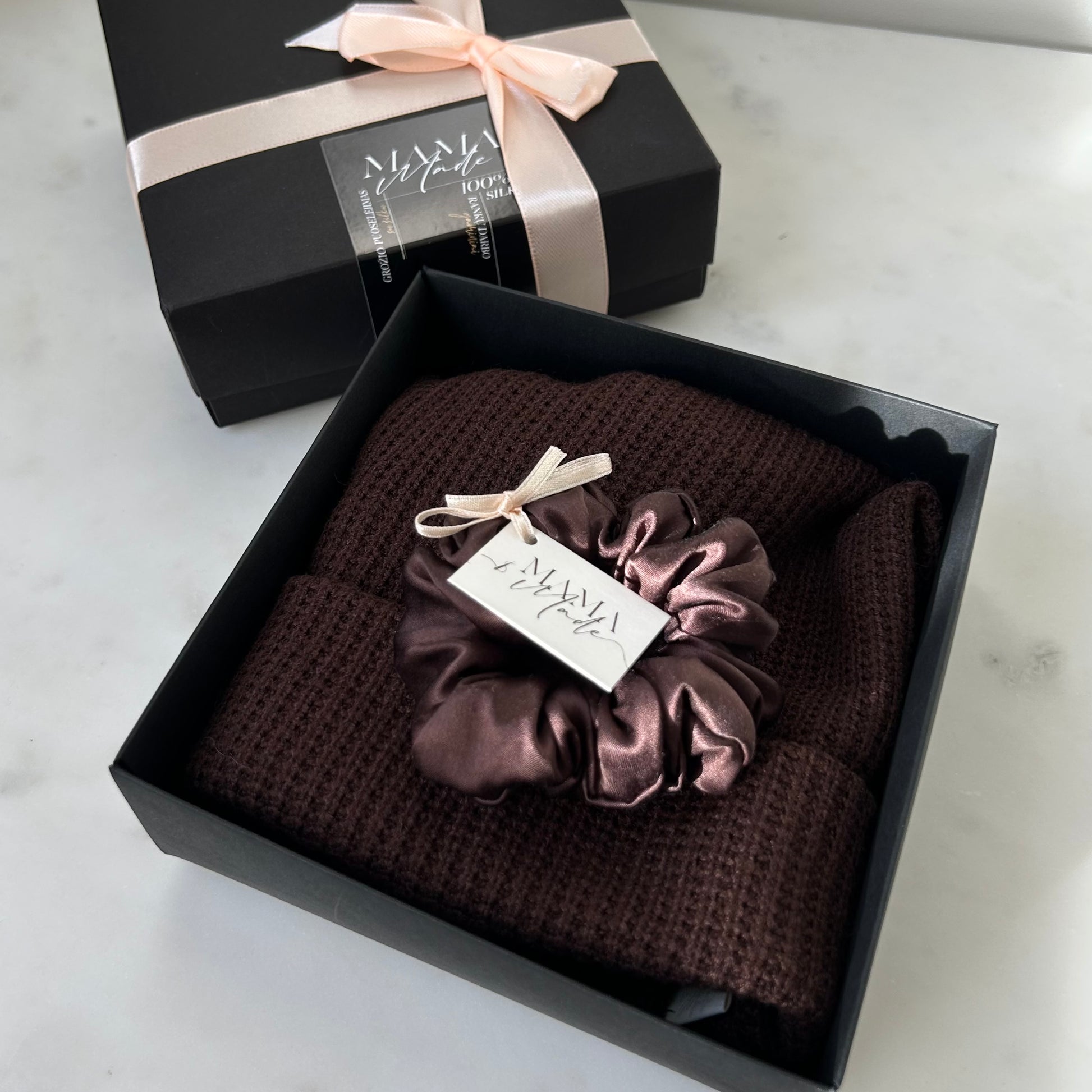 Šilkinės kepurės ir gumytės rinkinys - MAMA MADE