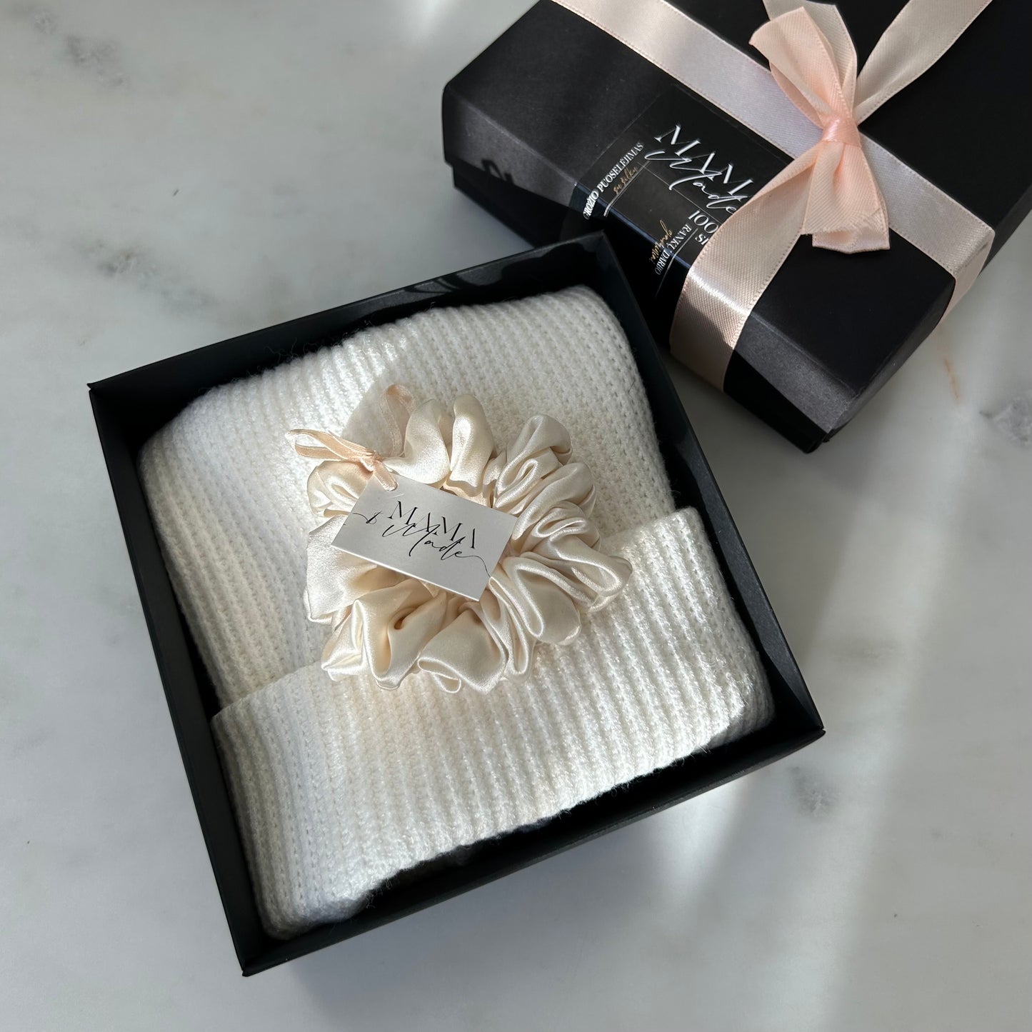 Šilkinės kepurės ir gumytės rinkinys - MAMA MADE