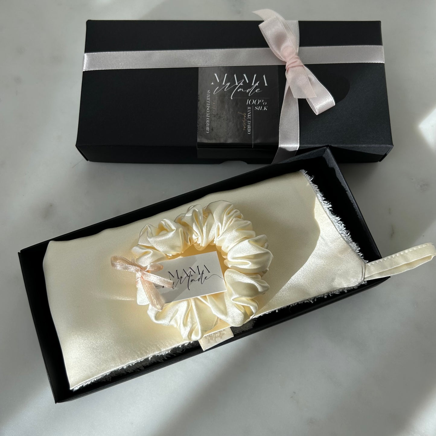 Šilkinio veido rankšluosčio ir gumytės rinkinys - MAMA MADE