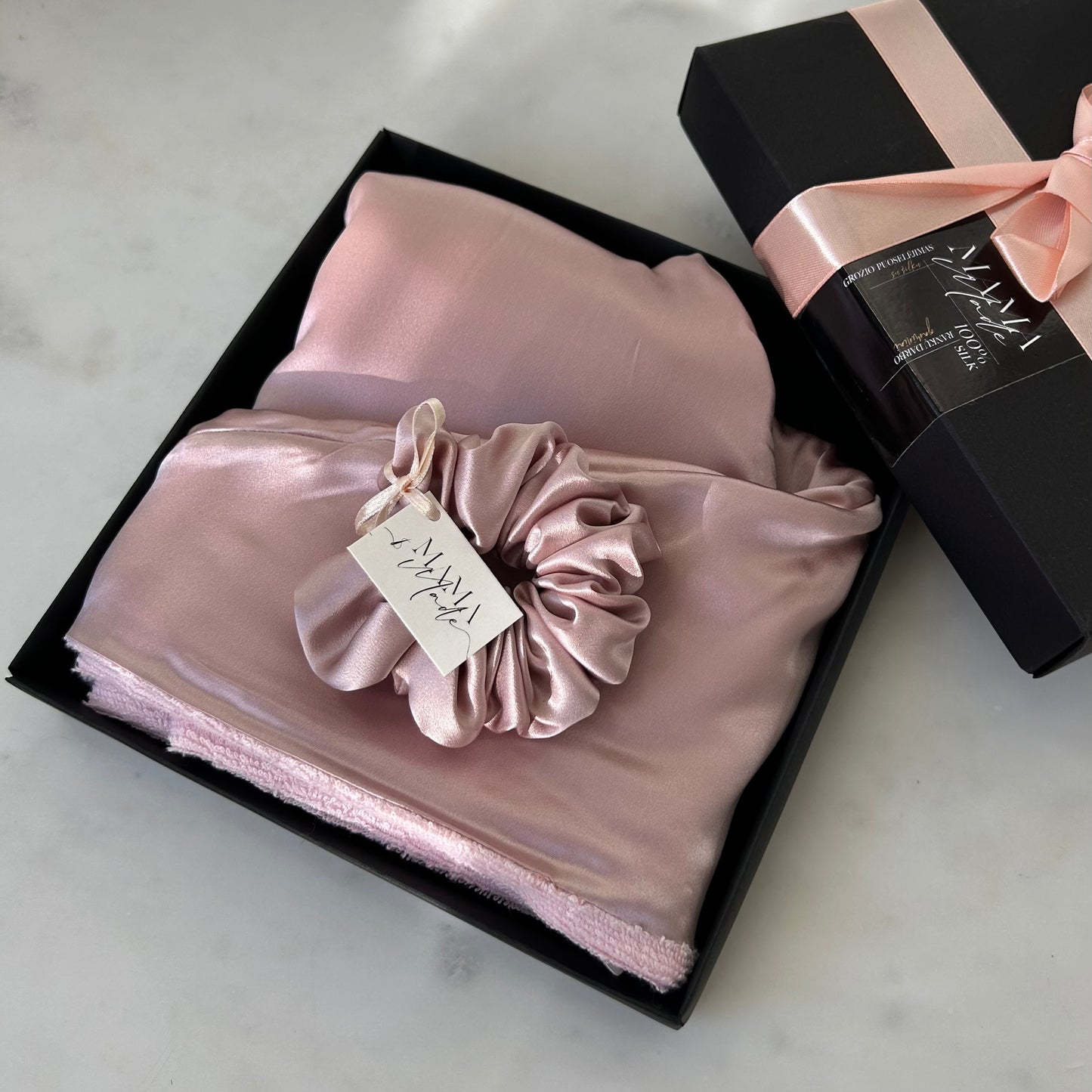 Šilkinio plaukų rankšluosčio ir gumytės rinkinys - MAMA MADE