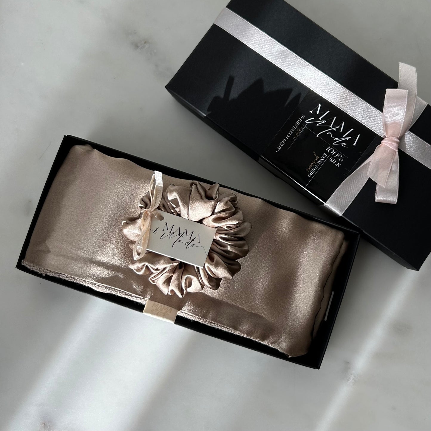 Šilkinio veido rankšluosčio ir gumytės rinkinys - MAMA MADE