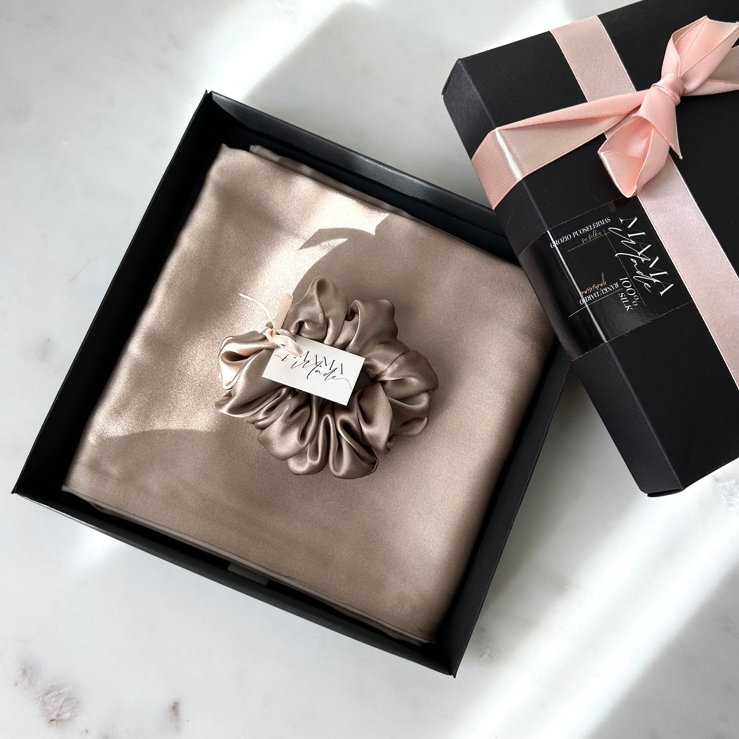 Šilkinio pagalvės užvalkalo ir gumelės rinkinys - MAMA MADE