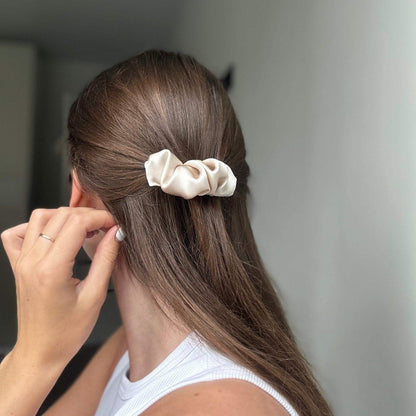 Kreminis šilkinis plaukų segtukas - MAMA MADE