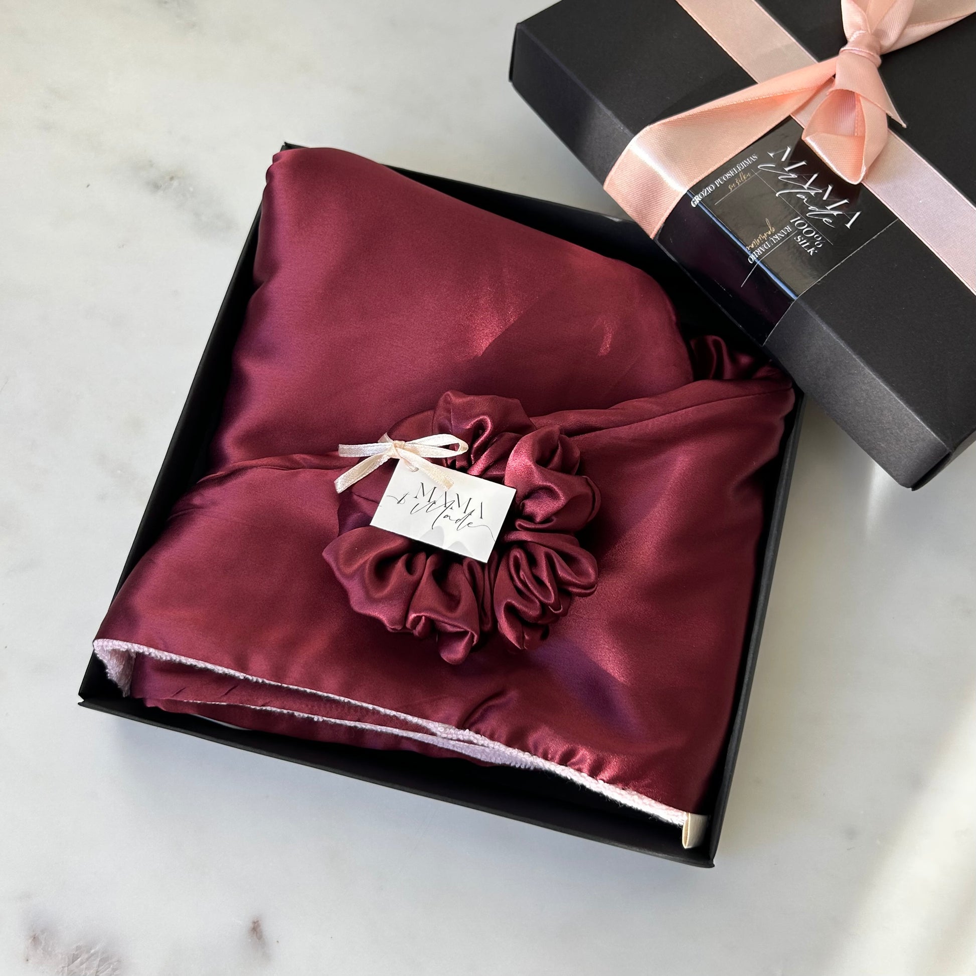 Šilkinio plaukų rankšluosčio ir gumytės rinkinys - MAMA MADE