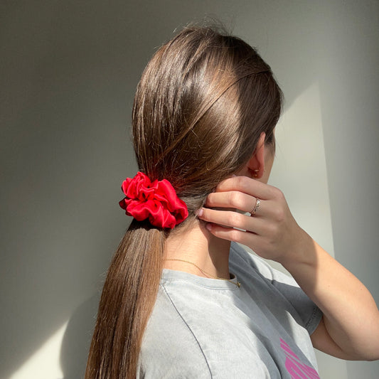Raudona šilkinė plaukų gumytė - MAMA MADE