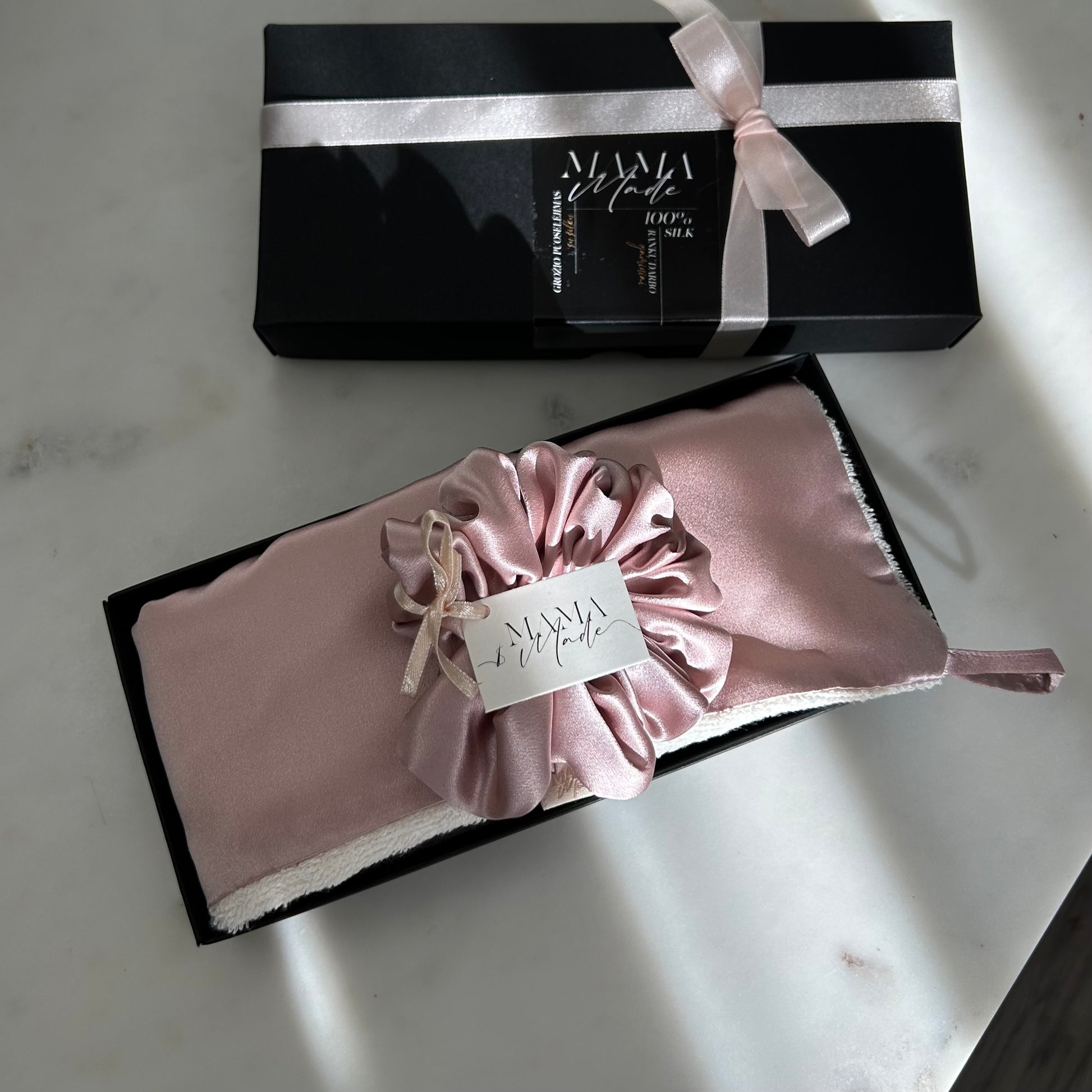 Šilkinio veido rankšluosčio ir gumytės rinkinys - MAMA MADE