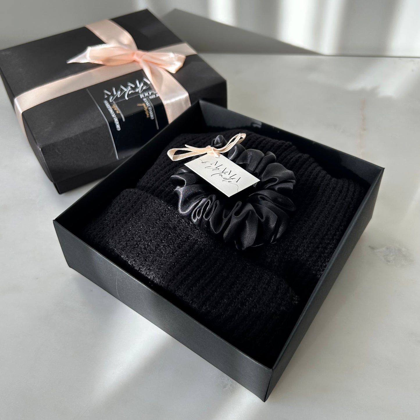 Šilkinės kepurės ir gumytės rinkinys - MAMA MADE