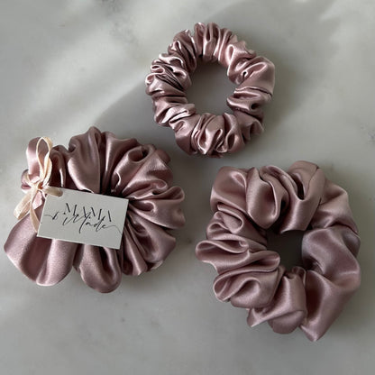 Šilkinė plaukų gumytė - pelenų rožinė - MAMA MADE